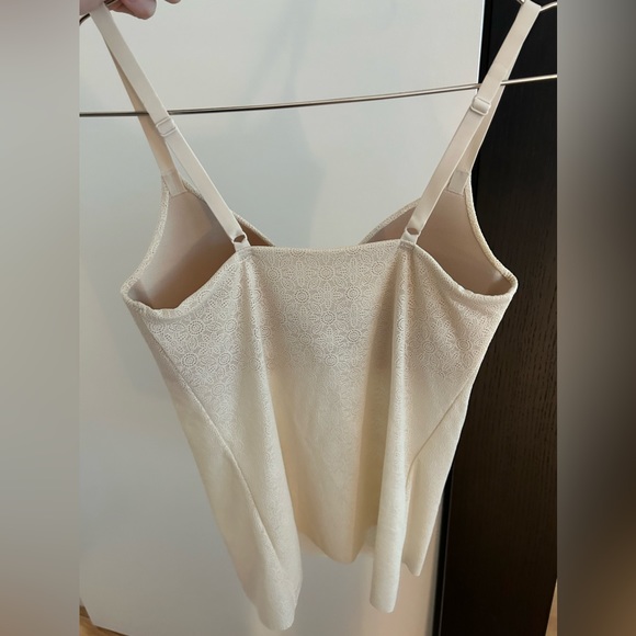 Uniqlo women’s seamless V neck bra camisole (lace). Size xs, never worn. - Picture 5 of 6